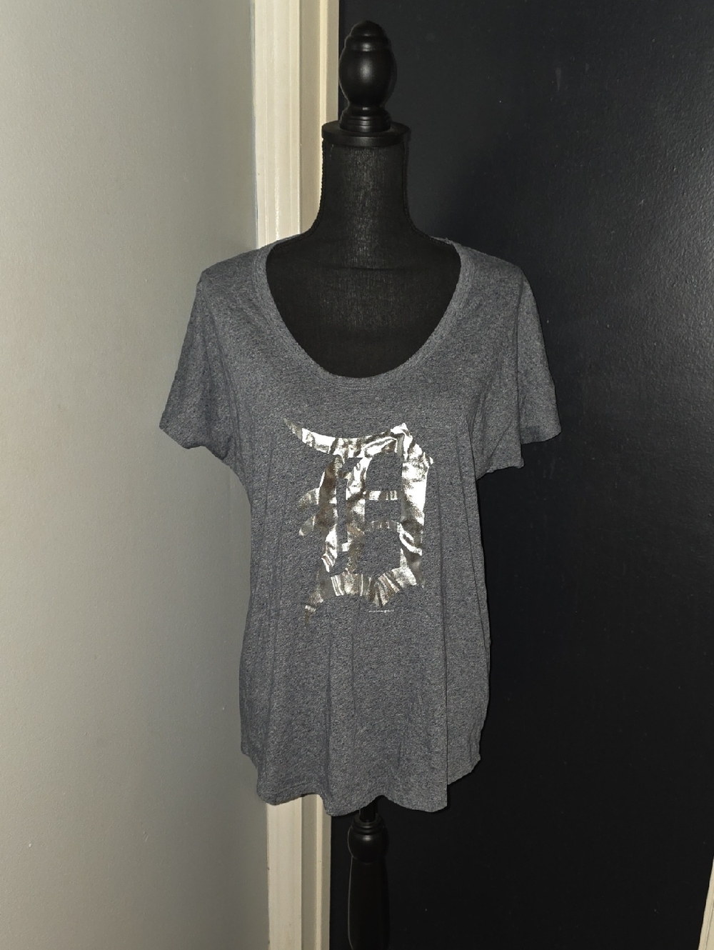 5th & Ocean Gray Short Sleeve Scoop Neck Tee with Silver Foil Graphic
